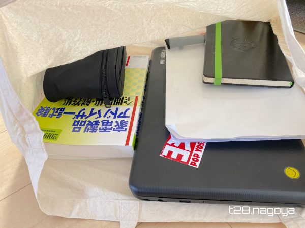 エコバック内にPCと書類
