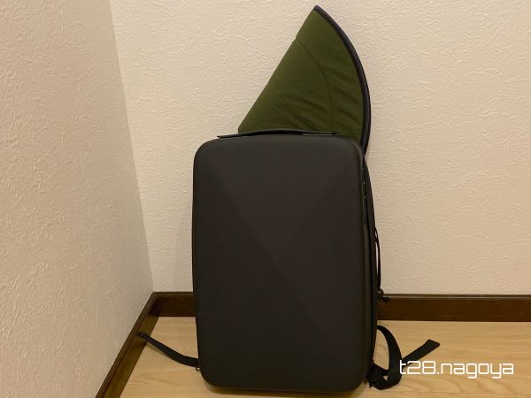 帽子をリュックに入れる