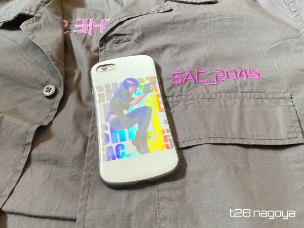 シャツと携帯（拡大写真）
