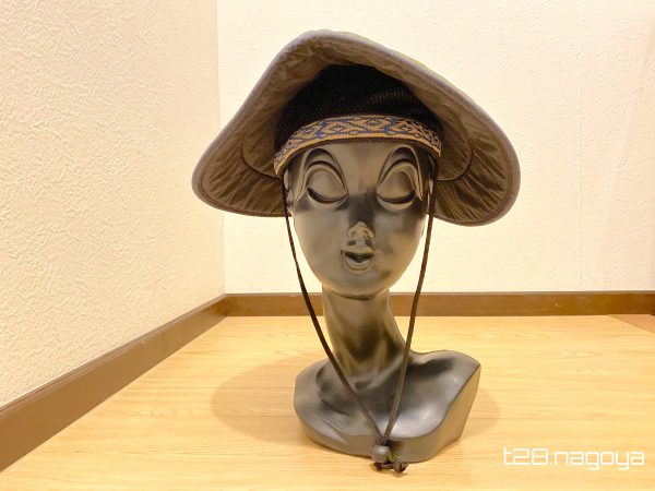 帽子を被ったマネキン