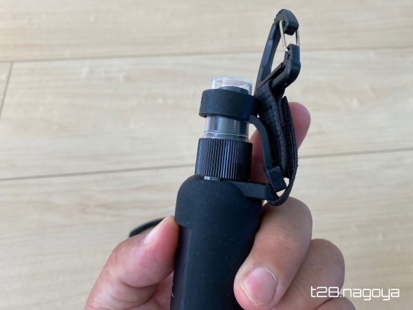 ボトルの抜け防止ゴムが上に上がる