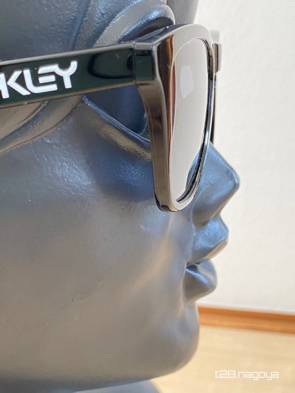 サングラスと頬の隙間