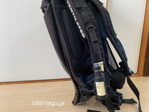 リュックにボトルを引っ掛ける