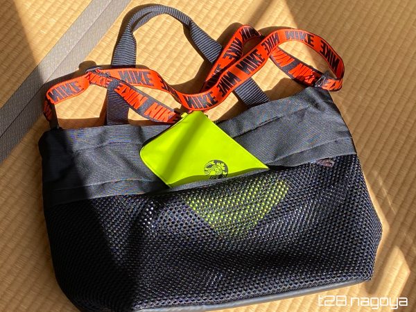 トートにポーチを入れる