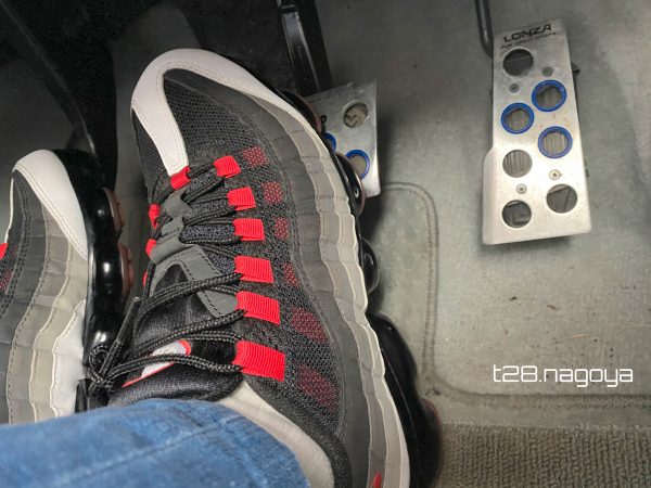 自動車のブレーキペダル