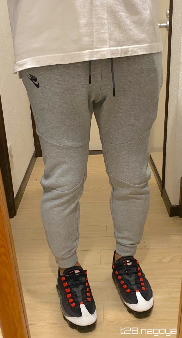 靴とトラックパンツ