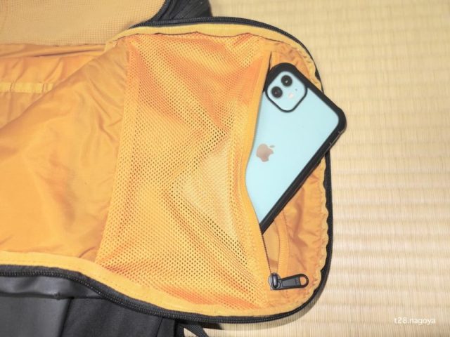 裏蓋のメッシュポケットにスマホ