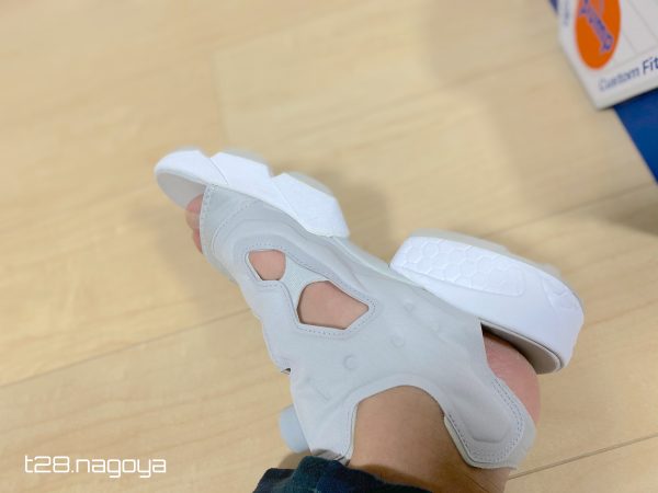 スニーカーを履く