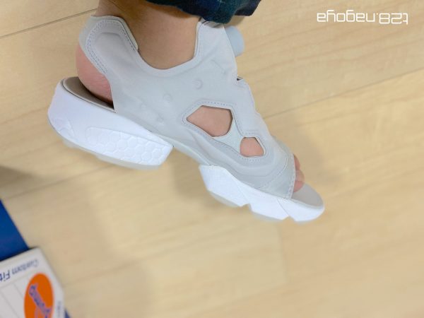 スニーカーを履く