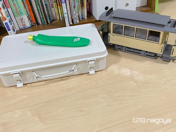 本棚と鉄箱と模型電車