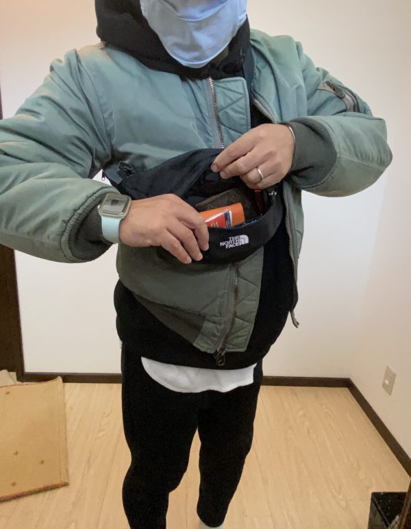 鞄から荷物を取り出す様子