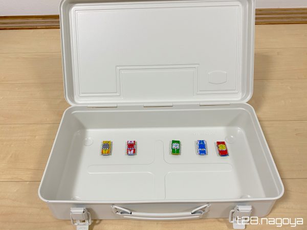 鉄箱にブリキ自動車