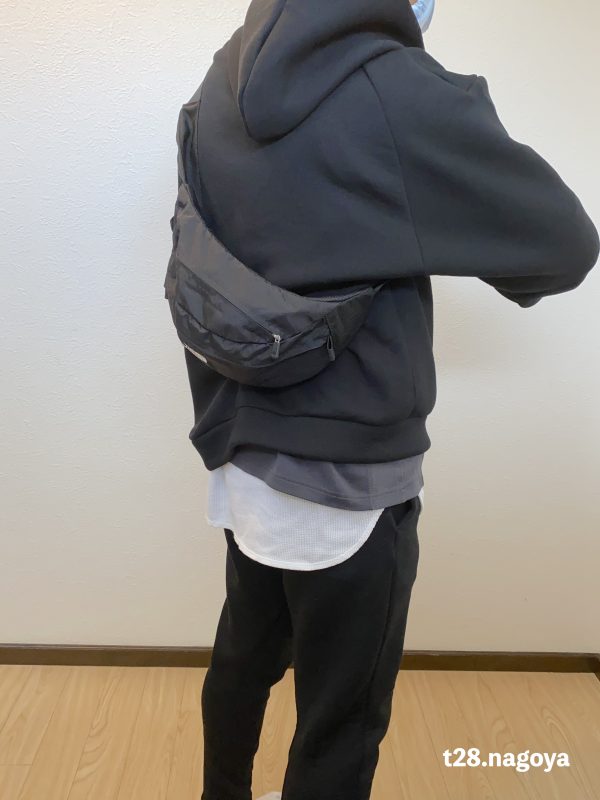 黒い服に黒い鞄