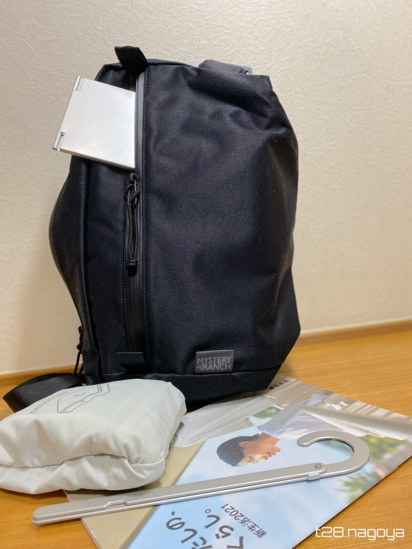 鞄とハンガーと鏡