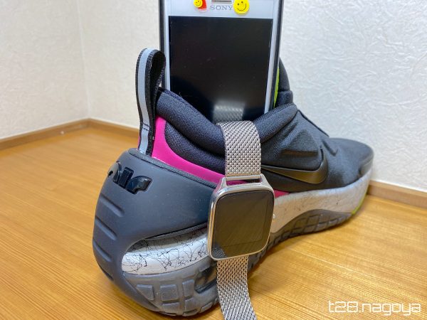 時計とスニーカーとスマホ