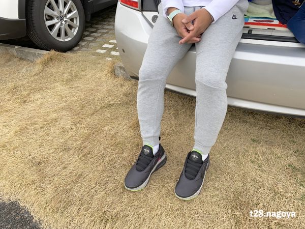 スニーカーを履く