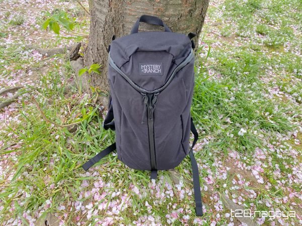 桜吹雪の中にリュックサック