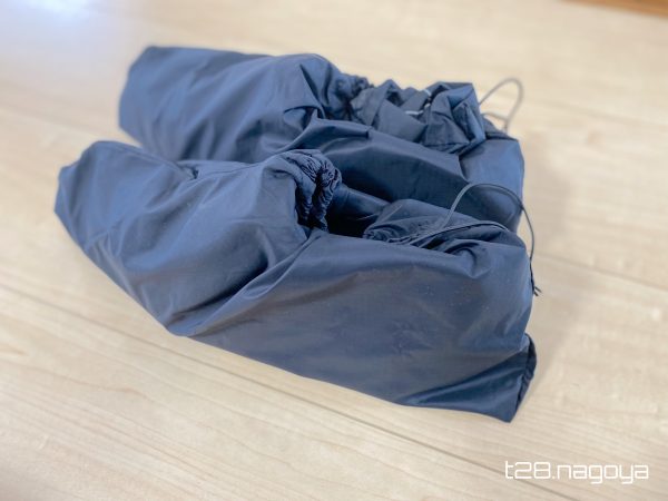 シューズケースに革靴を入れる