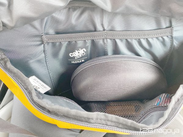 ボディパックにサングラス入れ