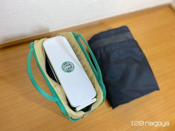 折り畳んだカバーとお弁当箱の比較