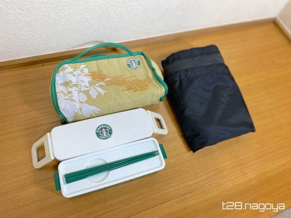 折り畳んだカバーとお弁当箱の比較