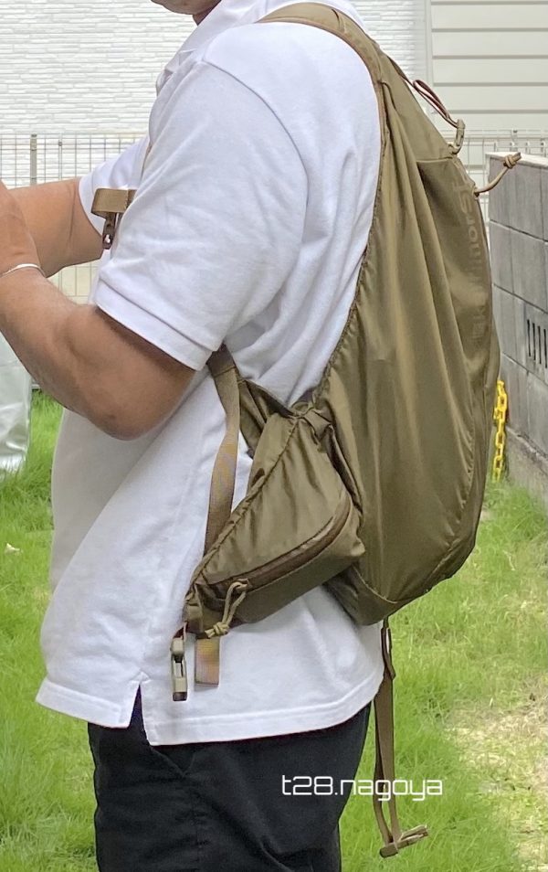 バックパックを背負う