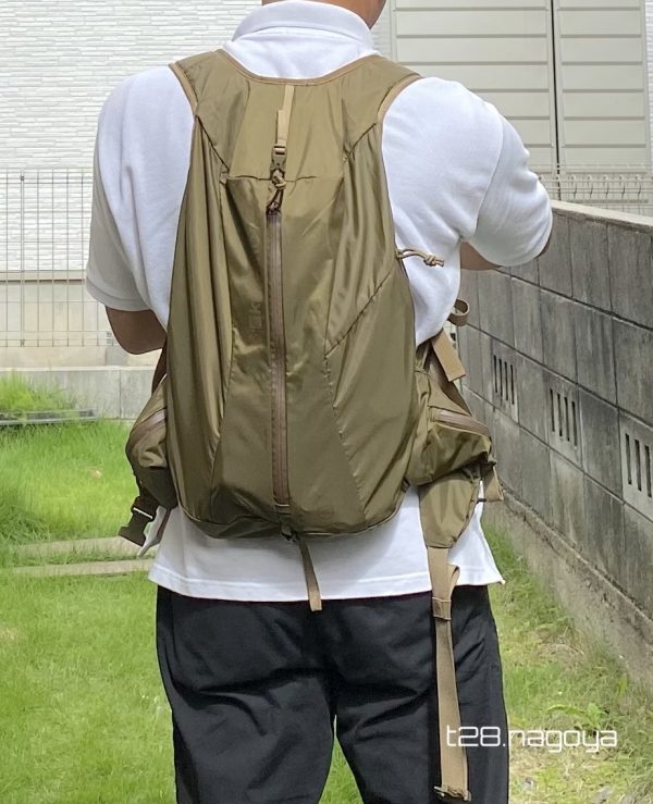 パックを背負う