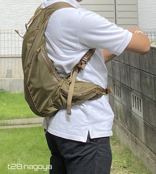 バックパックを背負う