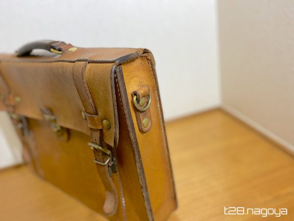 肩紐の金具が横