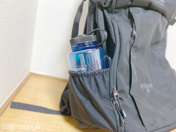 サイドポケットに水筒