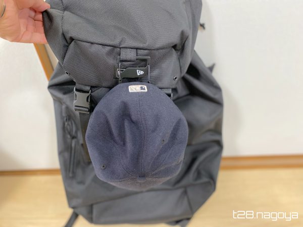 バックパックに帽子