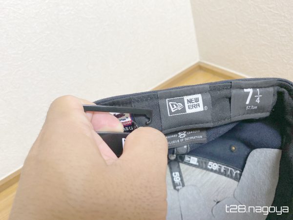 タグを金具を通す