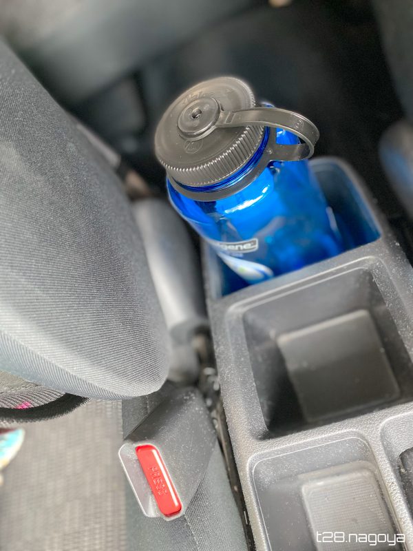 車の小物入れに水筒