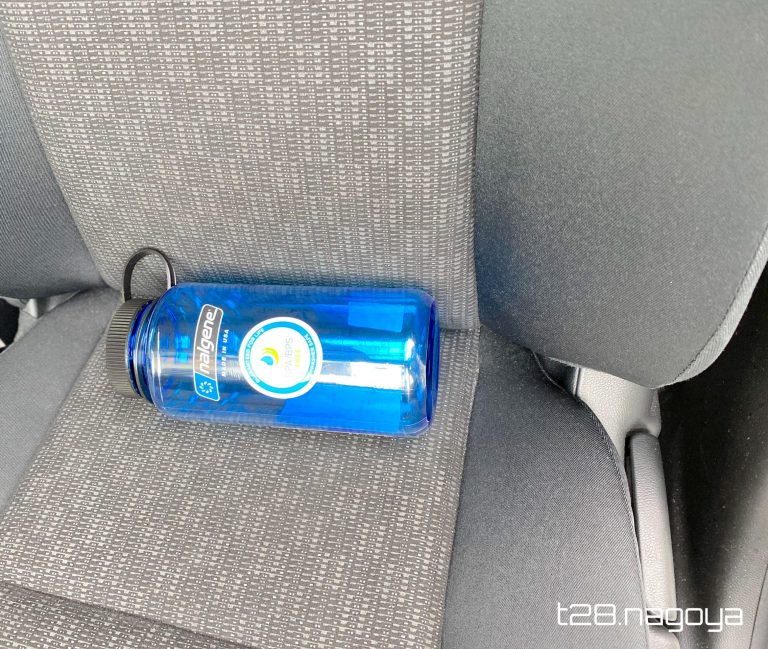 車のシートに水筒
