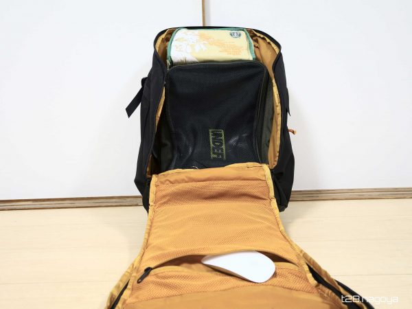 メインポケットに荷物