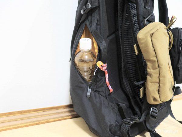 サイドポケットにペットボトル