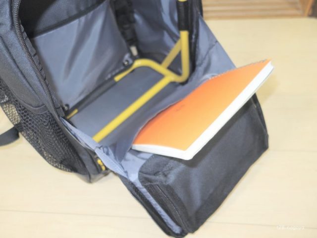 バックパックにノート