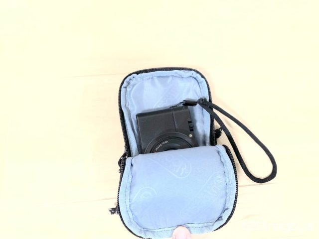 ポーチにカメラ