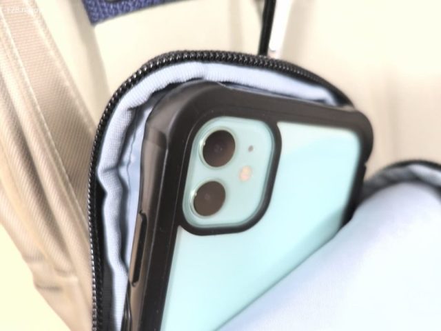 ポーチにiPhone
