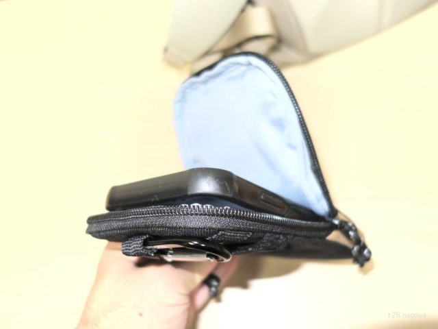 ポーチの中のiphone