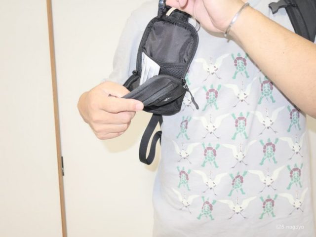 ポーチのジッパーを全開