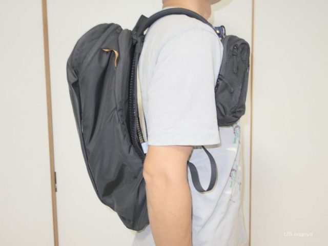 バックパックを背負う(横)