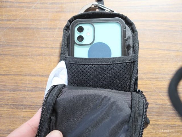 iphone11をポーチに入れる