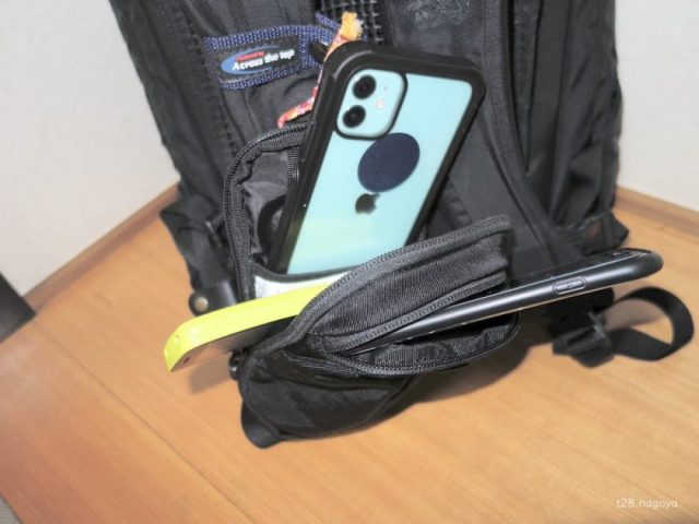 ポーチに携帯を入れる