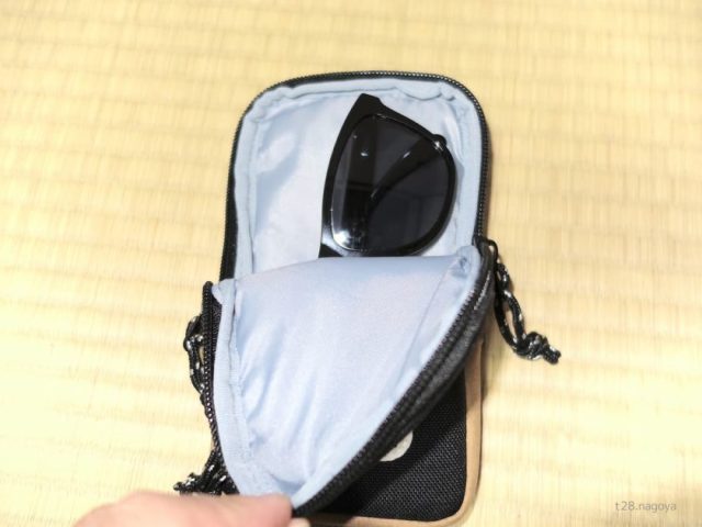 ポーチにサングラス