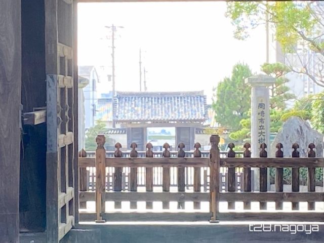 三門と総門の先に見える岡崎城