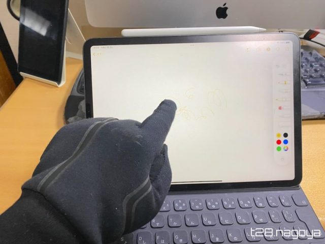 手袋をしながら線を描く