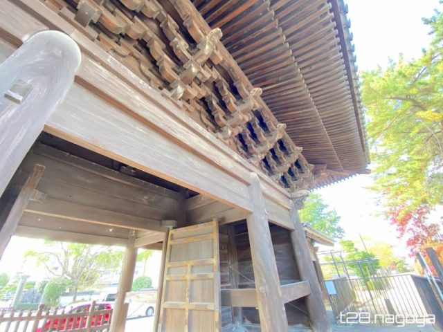 三門の天井の軸組みの様子