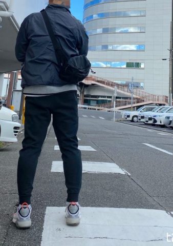 外でフリースを着る