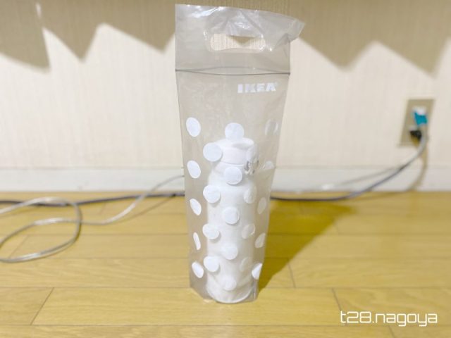 水筒をフリーザーバッグに入れる